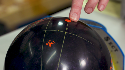 File:20210729 Bowling ball - finger and thumb hole pitch angles.svg -  Wikipedia