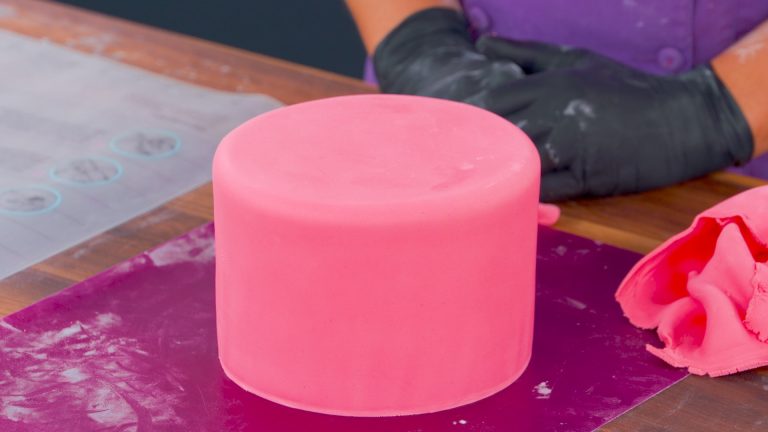 Covering a Cake with Fondantproduct featured image thumbnail.