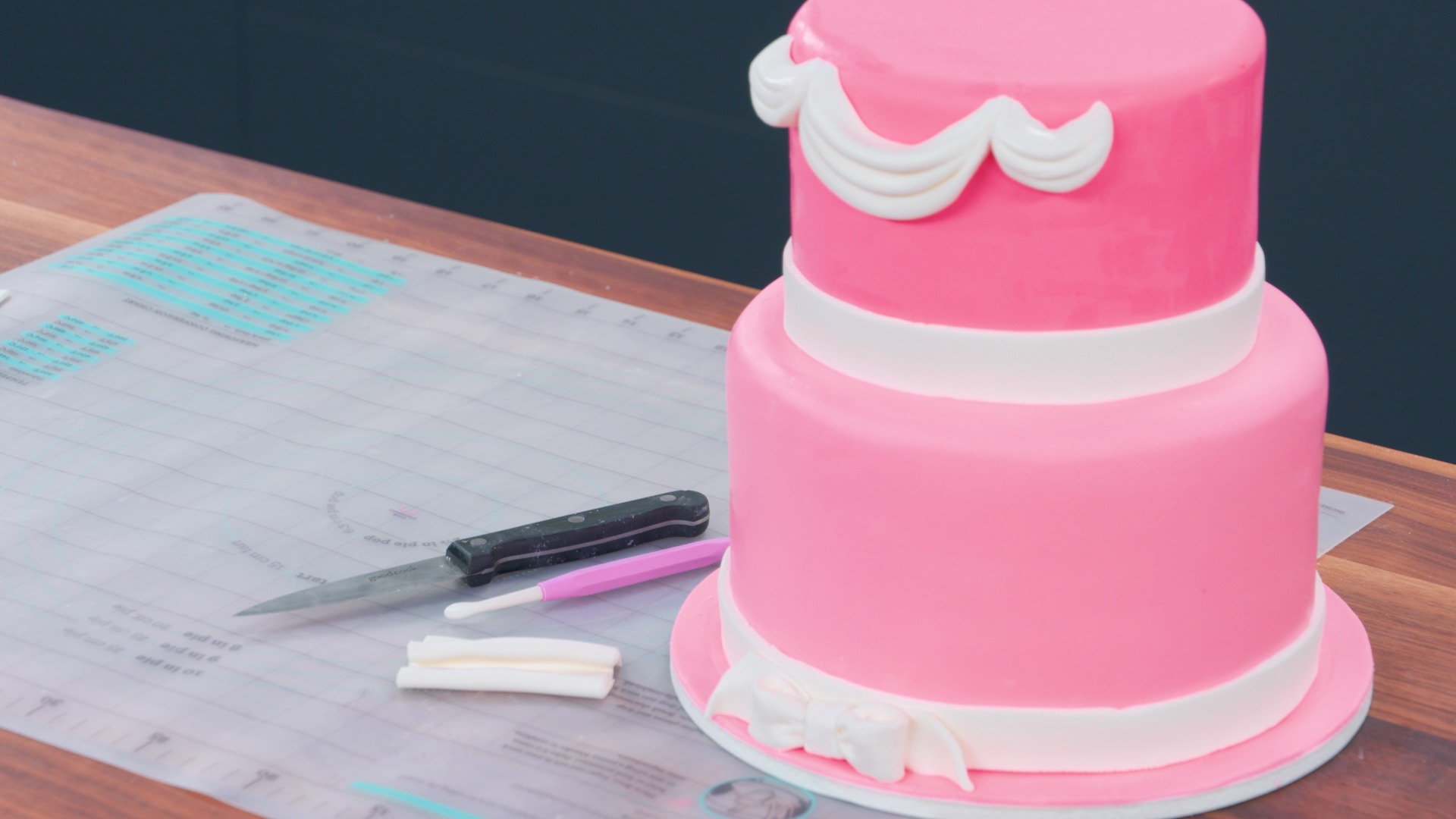 Step-by-Step Guide: How to Make 3-D Fondant Letters for Cake Decorating 