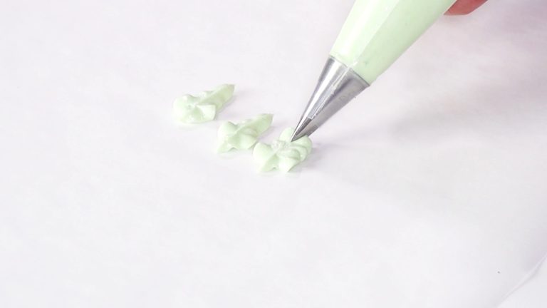 How to Pipe Buttercream Roses and Leavesproduct featured image thumbnail.