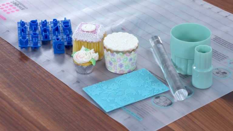 Decorating Cupcakes for a Bridal Showerproduct featured image thumbnail.