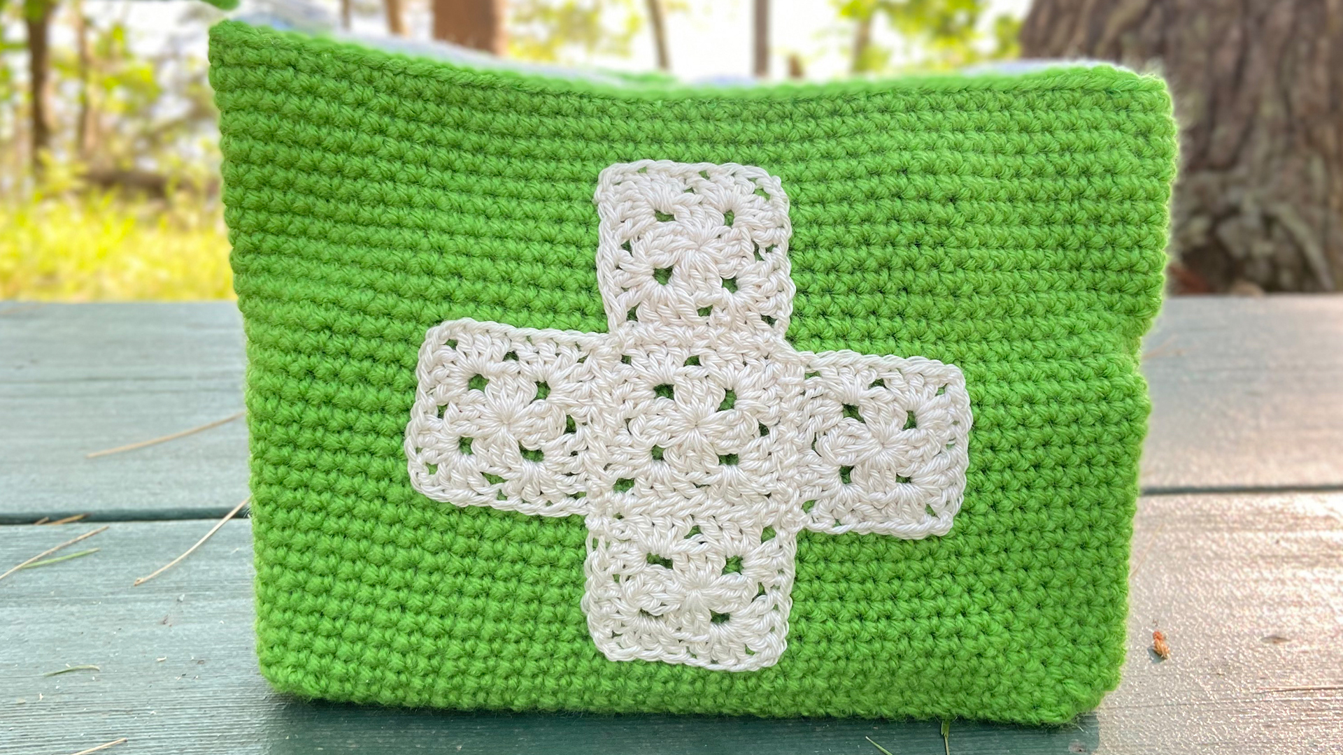 Free Crochet Pattern - First Aid Kit Zippered Pouch