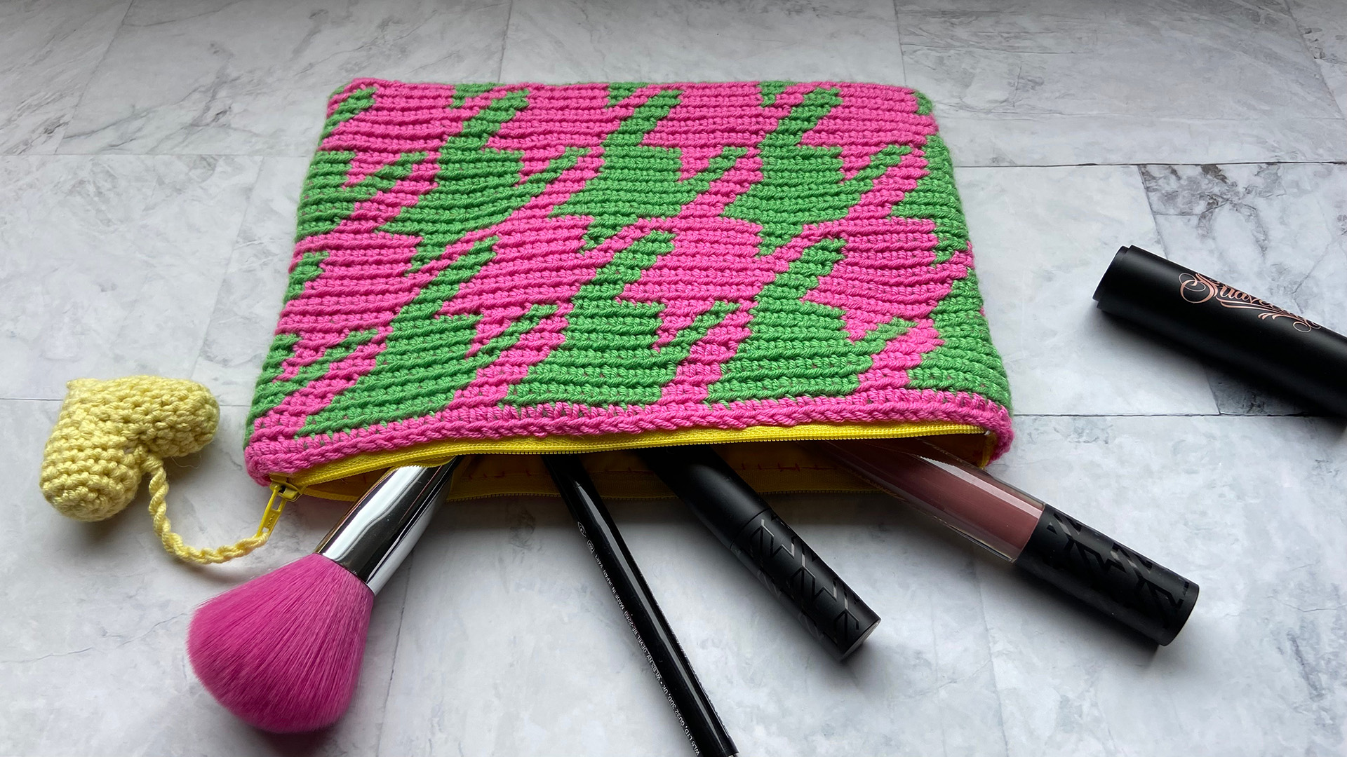 Free Crochet Pattern - All That Zippered Pouch