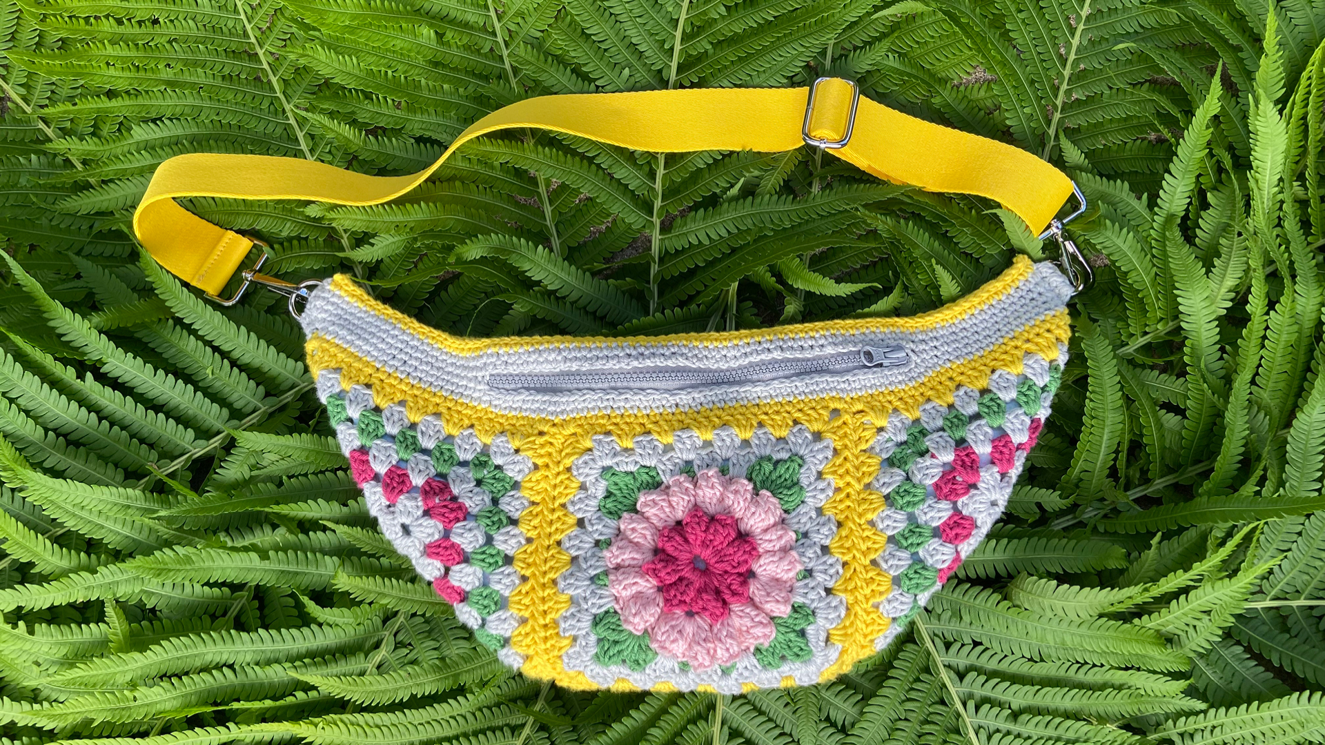 Free Crochet Pattern - Floral Crossbody Bag