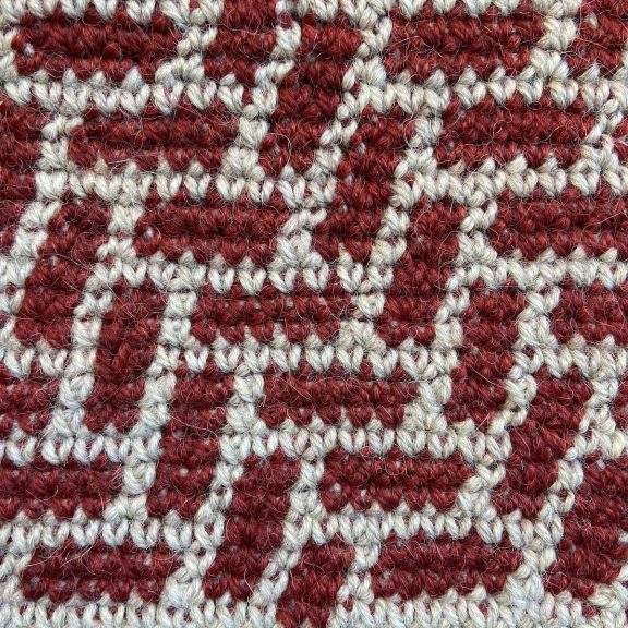 A diagonal tapestry crochet pattern in red and white 