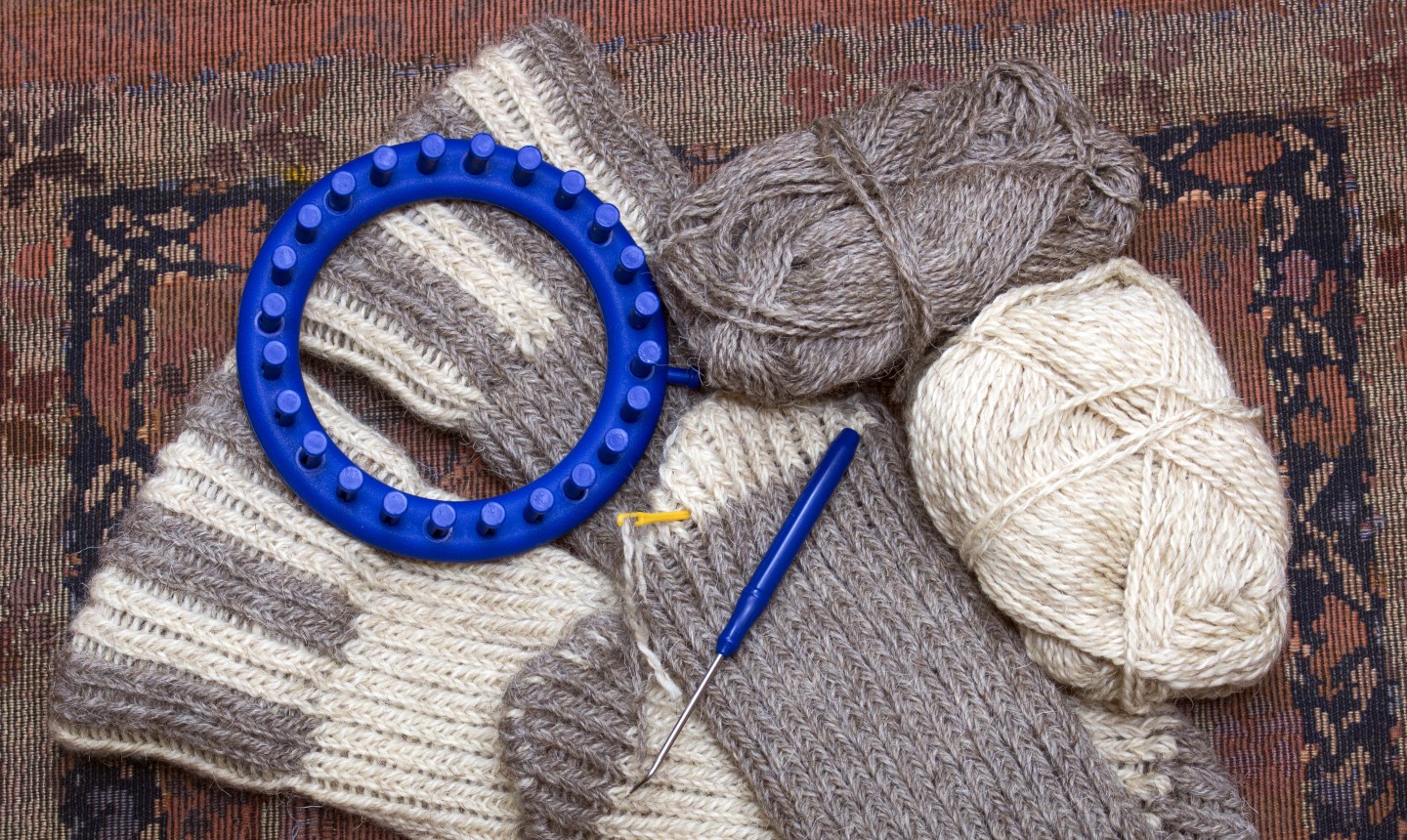 Knitting on a round outlet loom