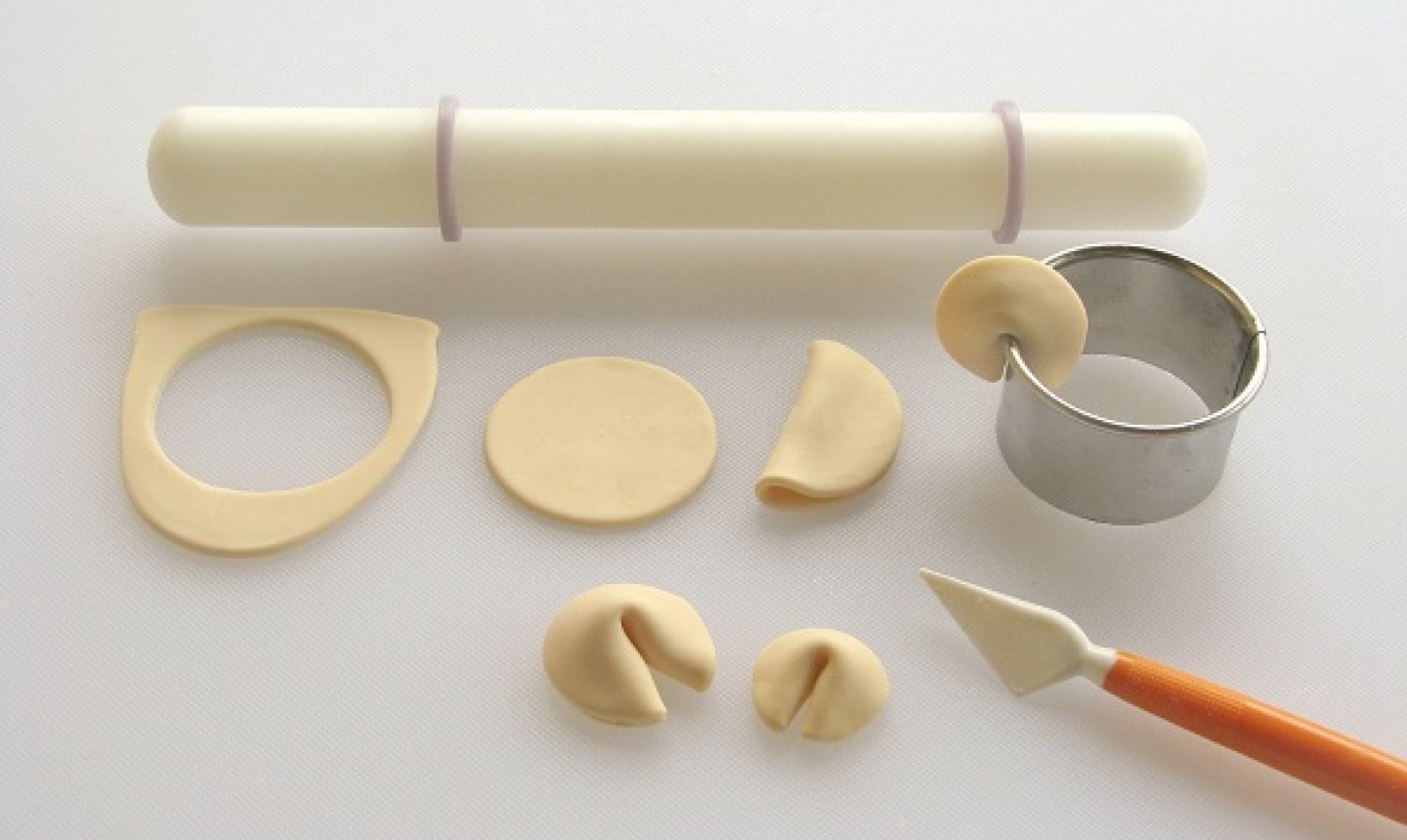 shaping fondant fortune cookie