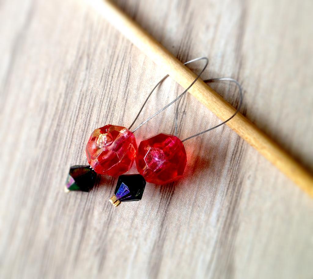 Knitting stitch marker with a bead