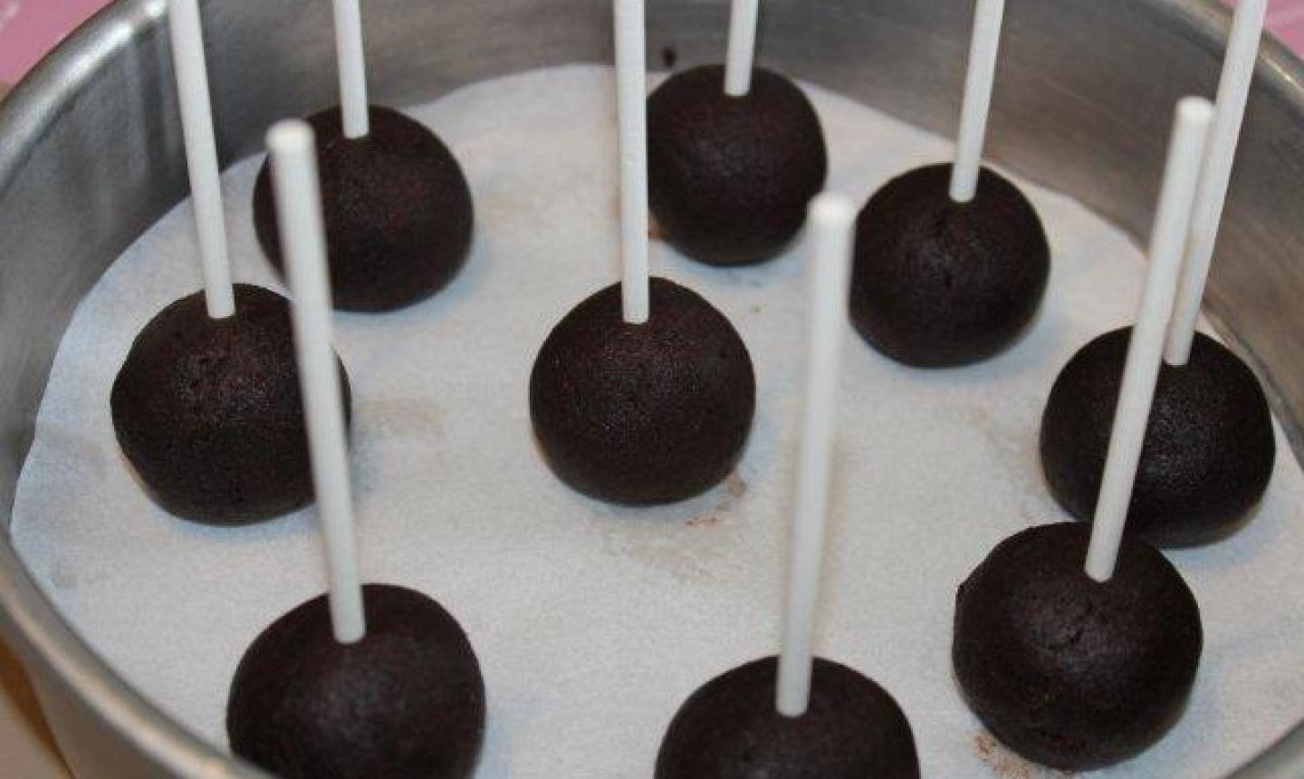 Cake Pops: How to Make Cake Pops and Attach Sticks