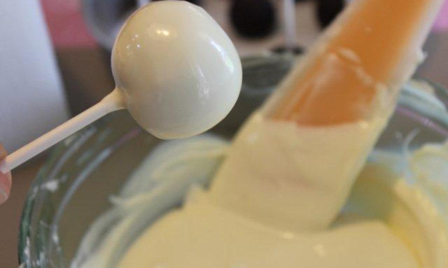 Vanilla Cake Pops Recipe - Greedy Eats