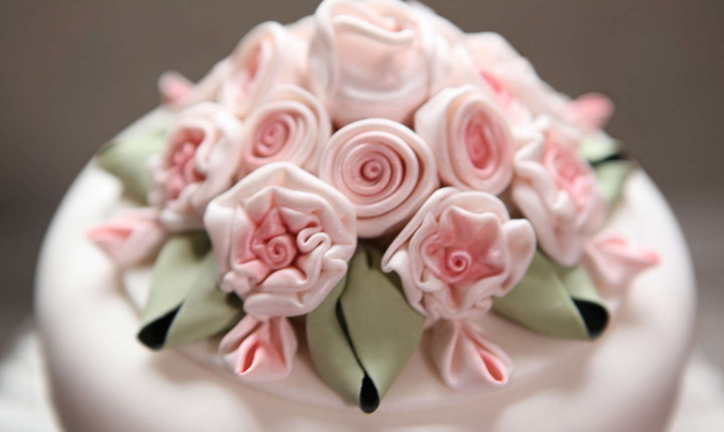 Wedding Cakes with Sugar Flowers That Look Incredibly Real