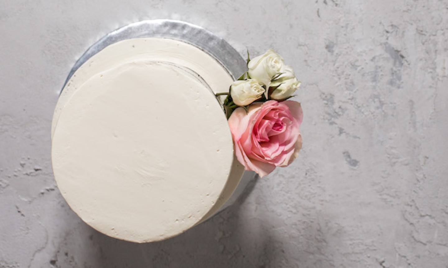 How to decorate a wedding cake