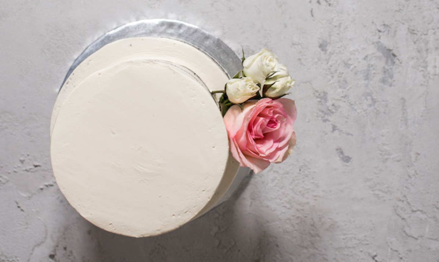 How to Use Fresh Flowers in Cake Decorating