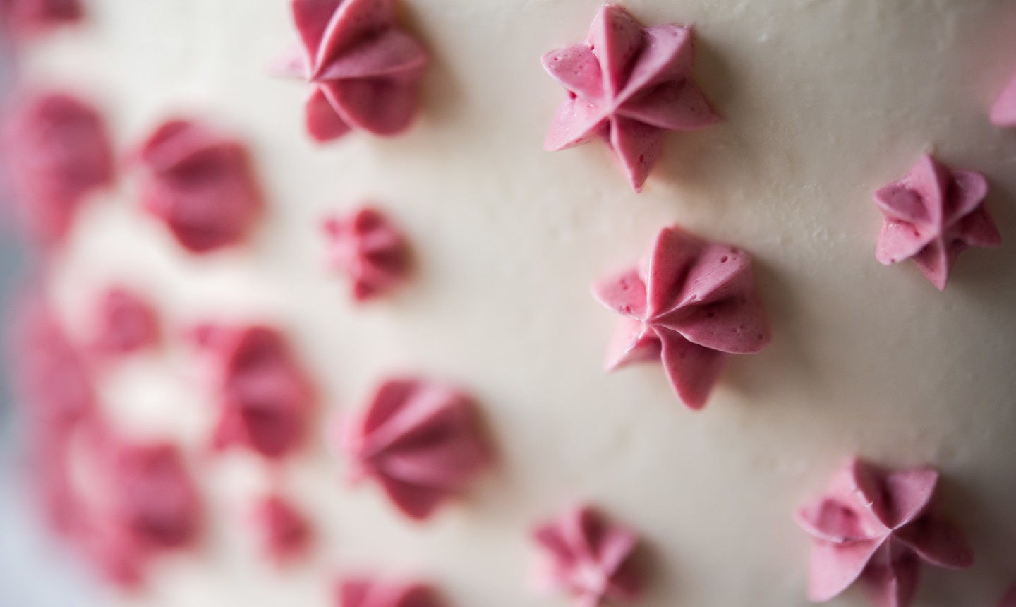 piping details on cake