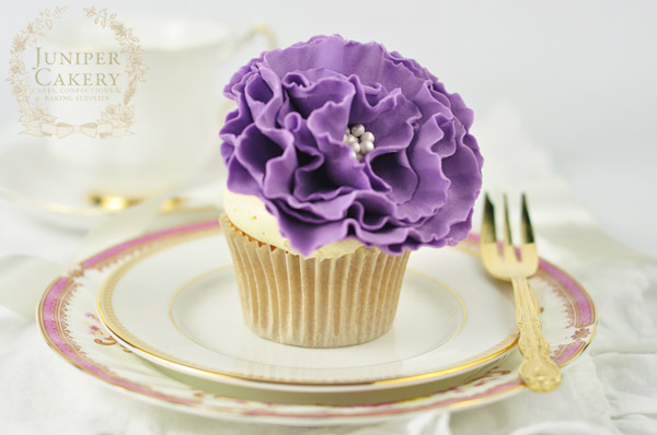 How to Make Ruffled Fondant Flowers for the Fanciest of Cakesarticle featured image thumbnail.