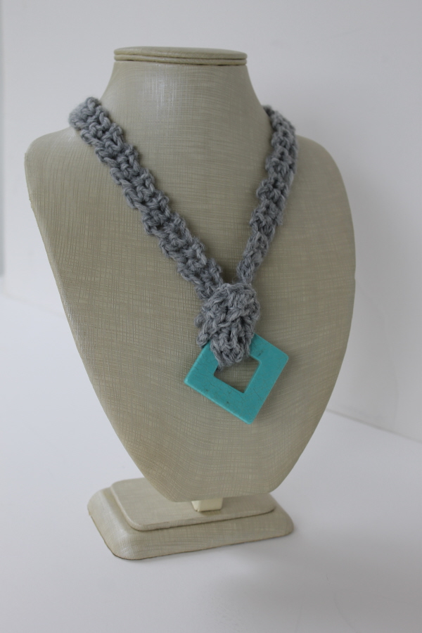 This Simple Crochet Necklace Makes a Big Statementarticle featured image thumbnail.