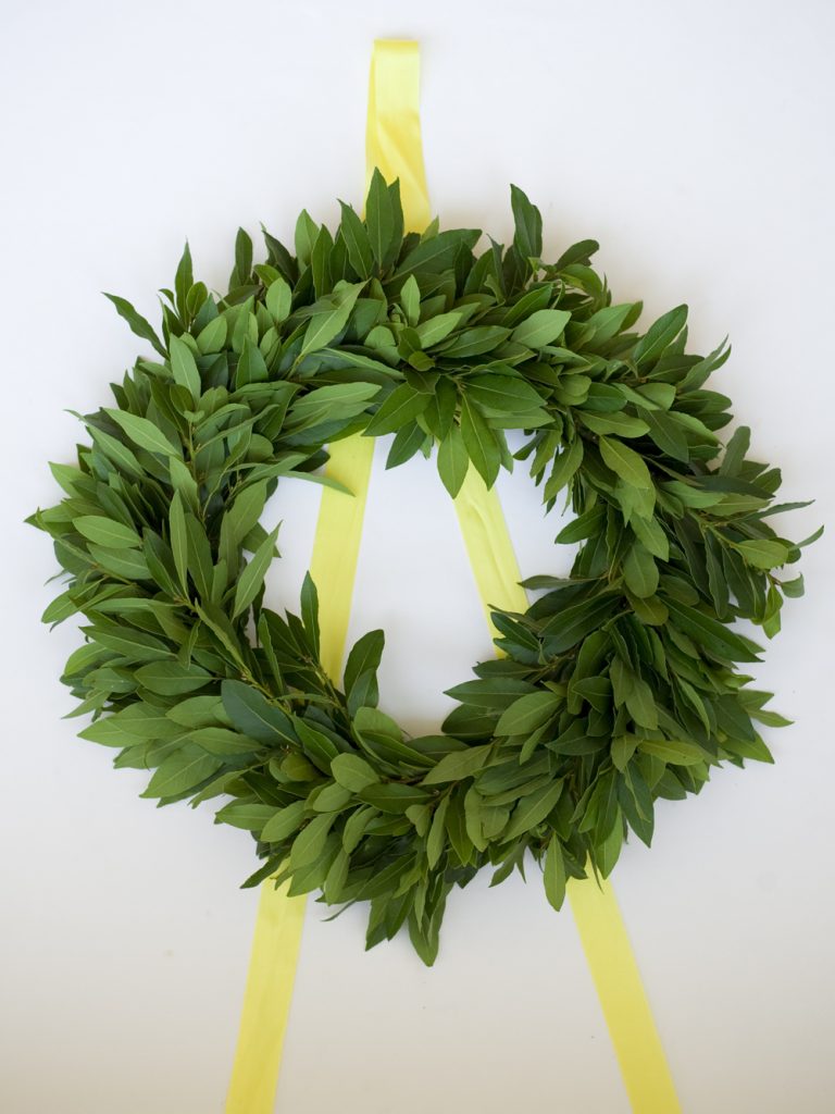 How to Make a Christmas Wreath Using Fresh Greensarticle featured image thumbnail.