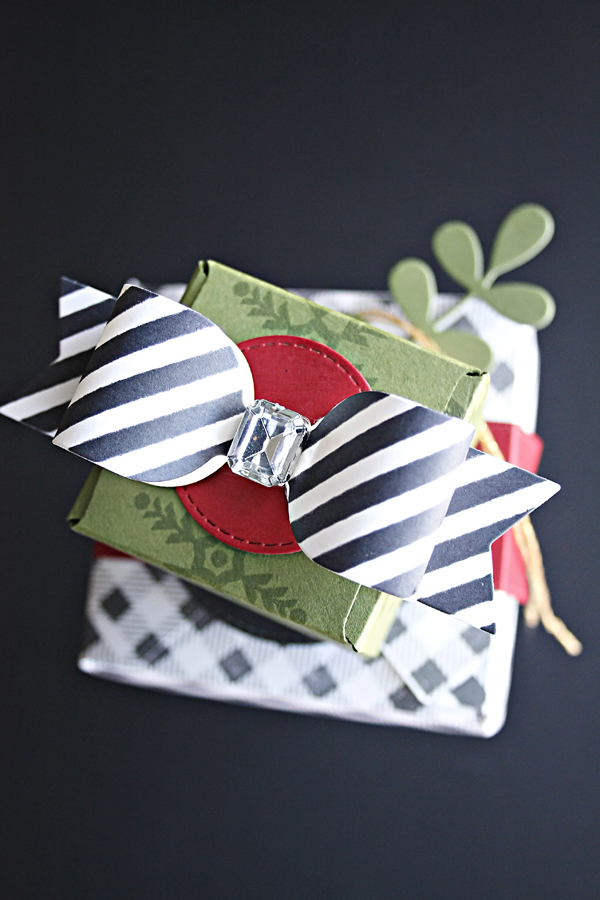 How to make a big holiday bow on a gift box 