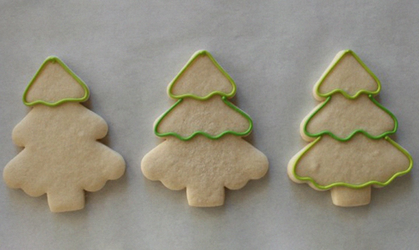 christmas tree sugar cookies with piped outlines