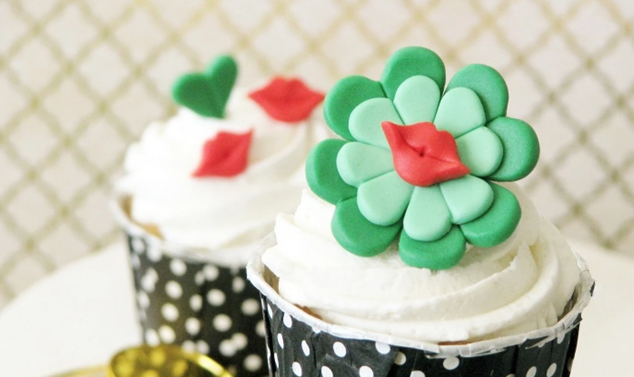 clover kiss fondant topper