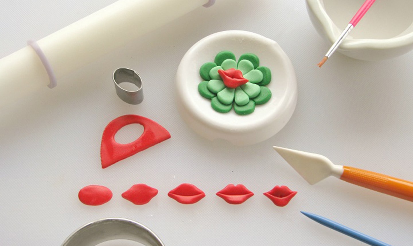 making fondant lips