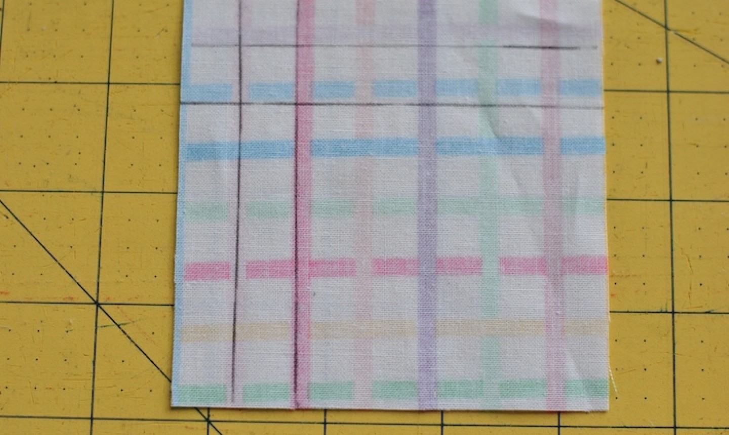 Make a table napkin from fabric - Easy square corner method