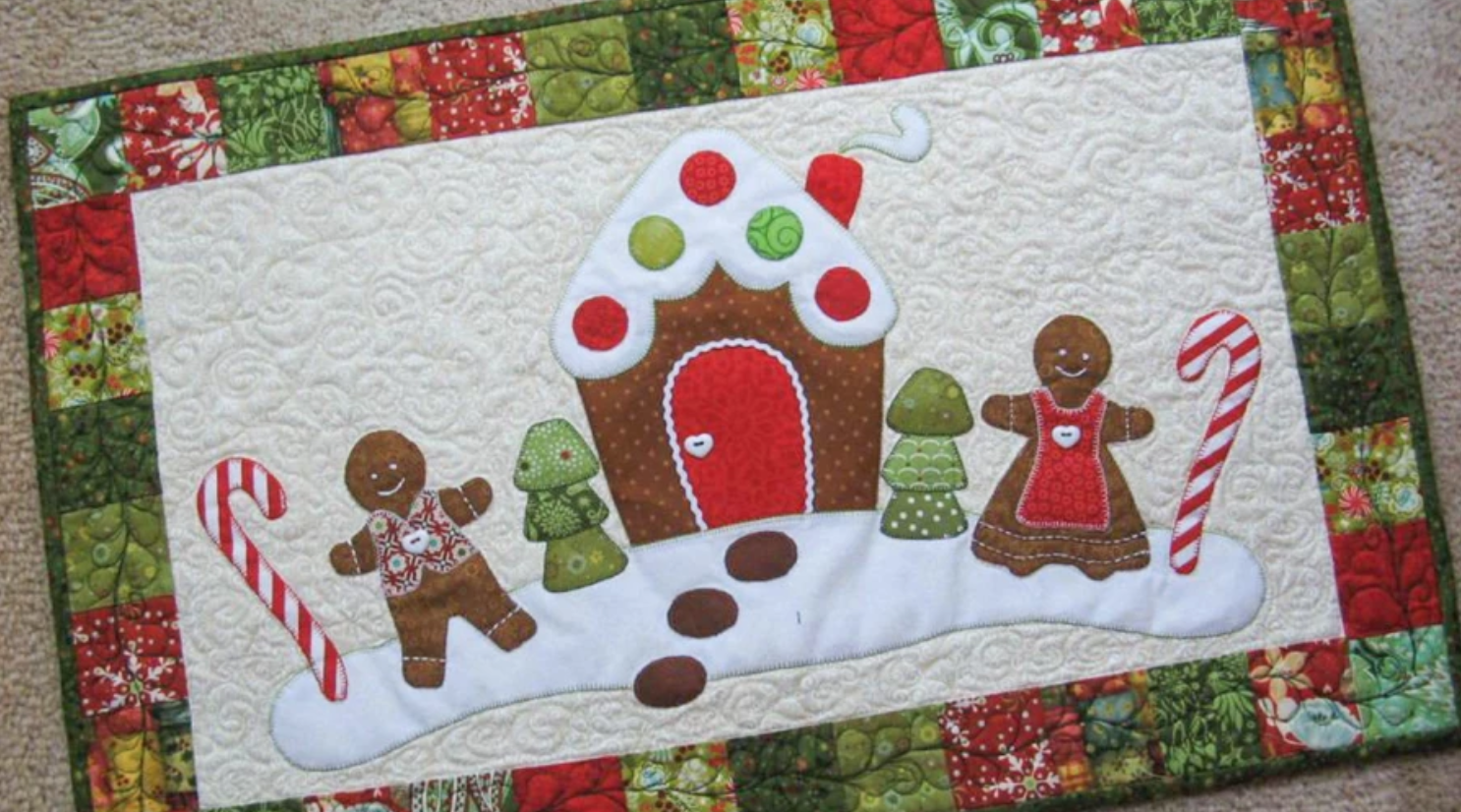 Featured image of post Christmas Table Runner Quilt Tutorial / This is a simple christmas table runner.