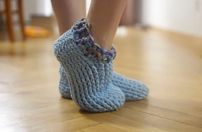 7 Fun Patterns for Crochet Slippersarticle featured image thumbnail.