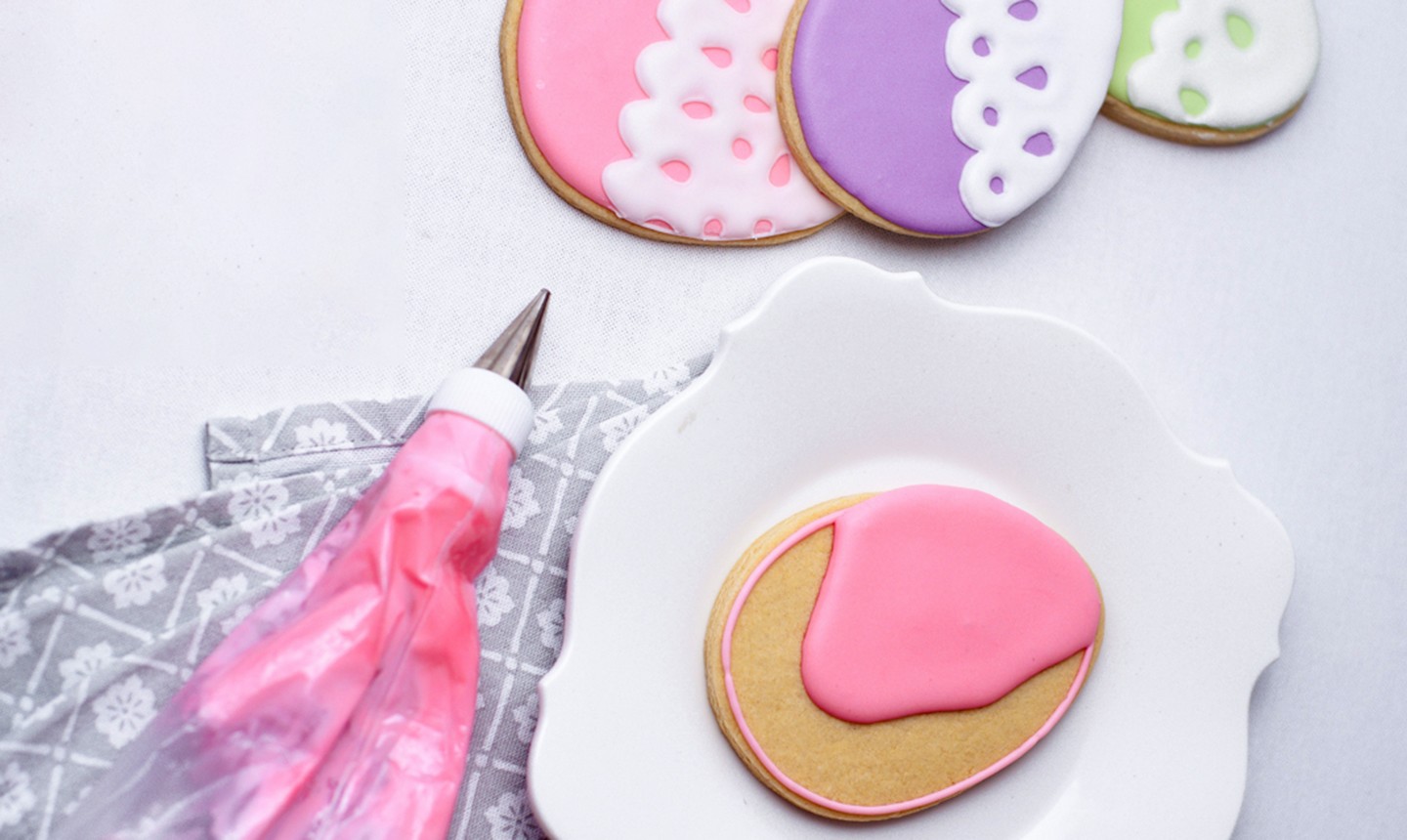 piping and flooding egg cookie