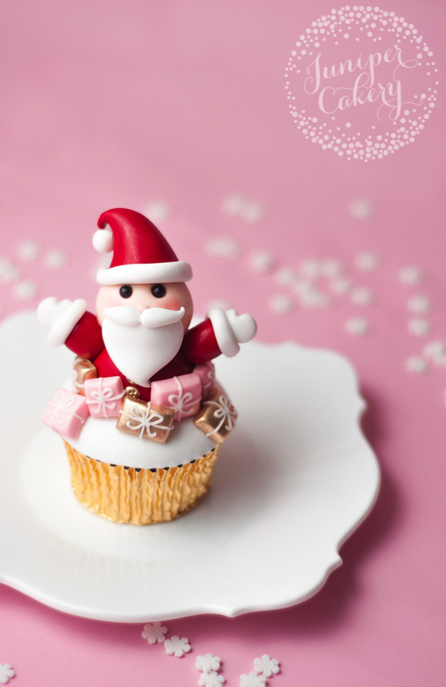16 Christmas Cakes and Cupcakes to Make Your Holiday Sweetarticle featured image thumbnail.