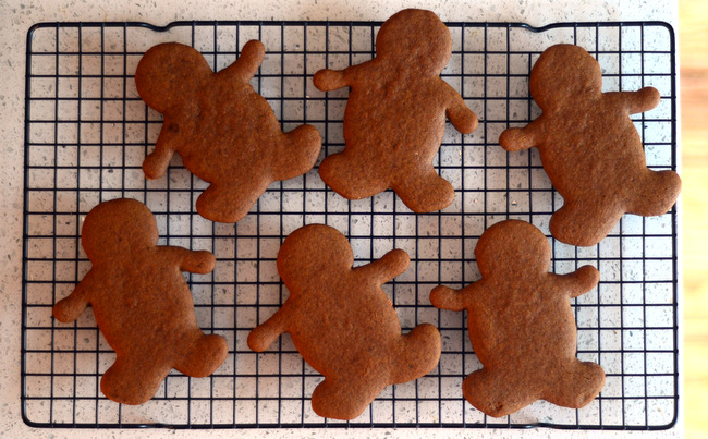 gingerbread men on a wire rack