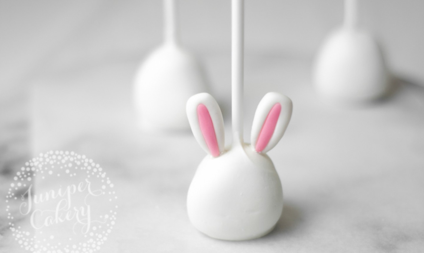 Easter chick cake pops — chocolate, prepared - Stock Photo | #153740592