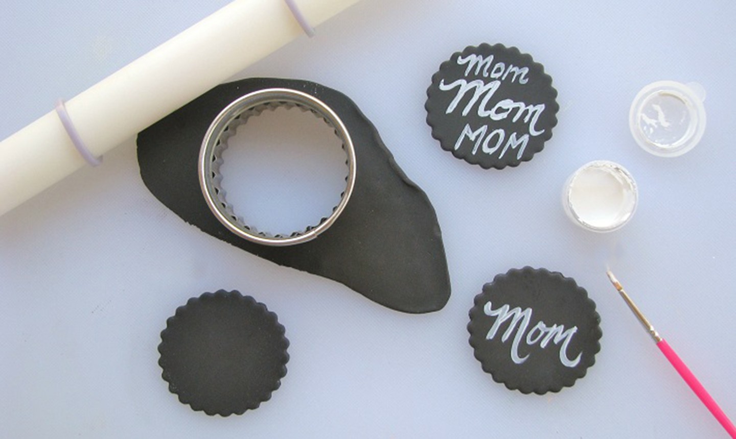 painting mom on black fondant