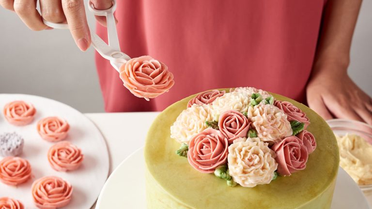 Buttercream in Bloom: Luscious Piped Flowersproduct featured image thumbnail.