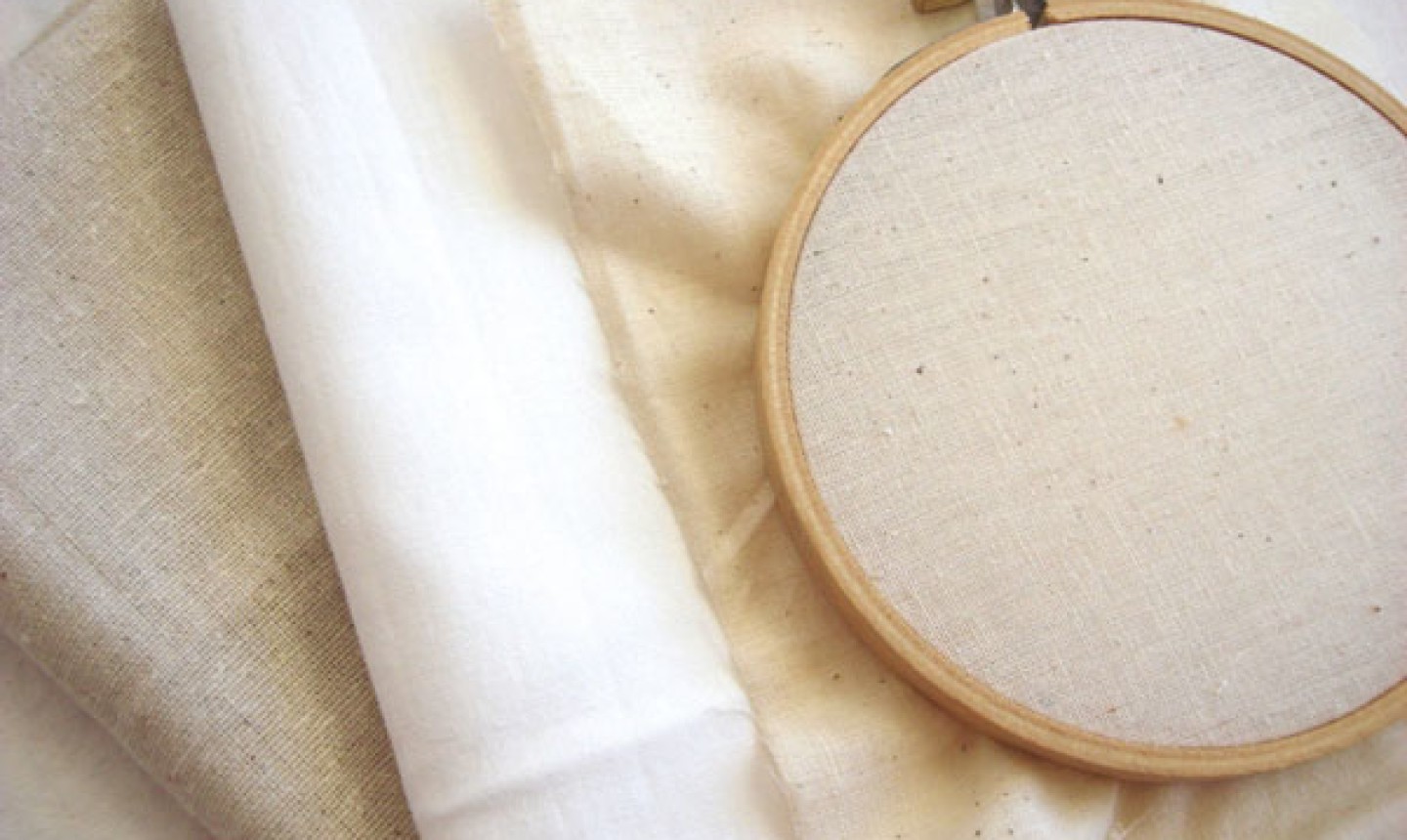 5 Embroidery Fabrics and How You Can Use Them