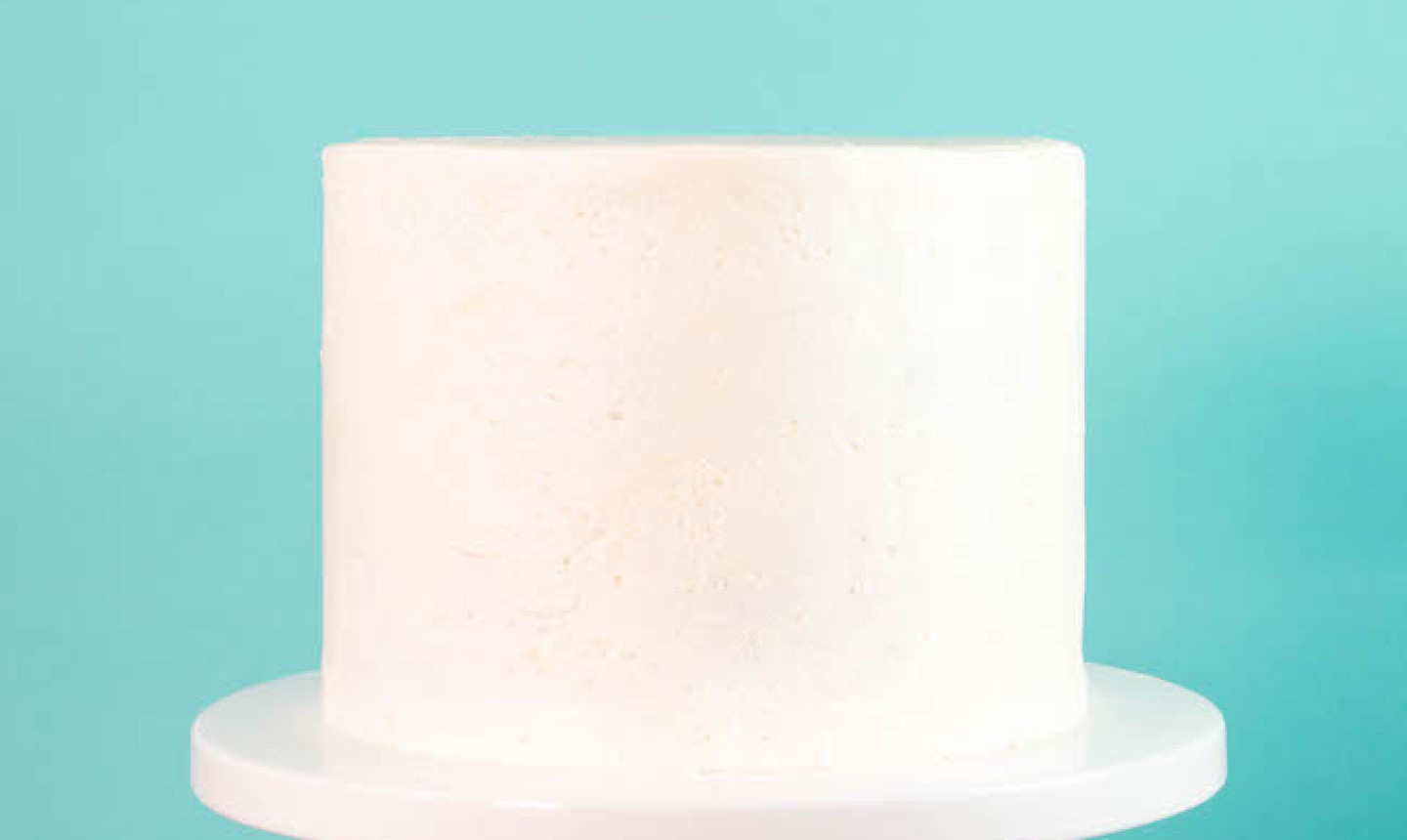 Cake with white frosting