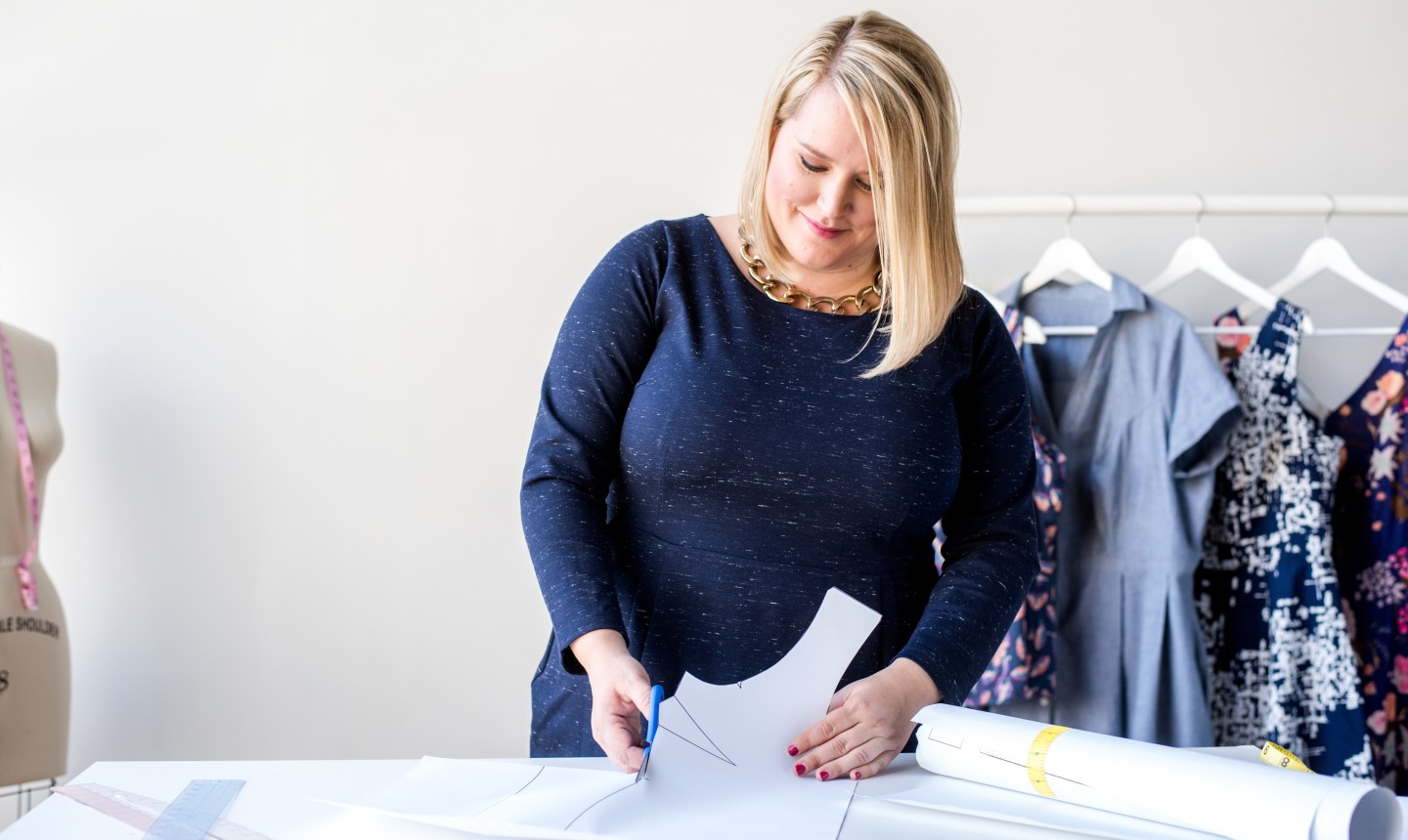 Femme découpant un motif