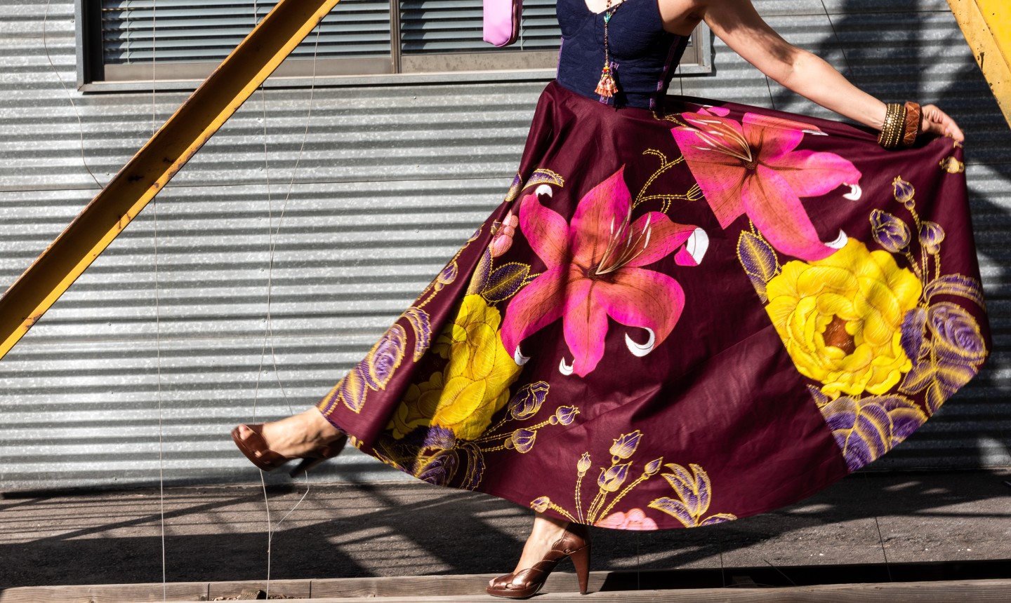 mujer que muestra su falda elegante