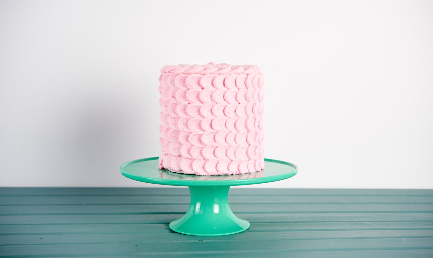 gâteau rose sur un support à gâteau