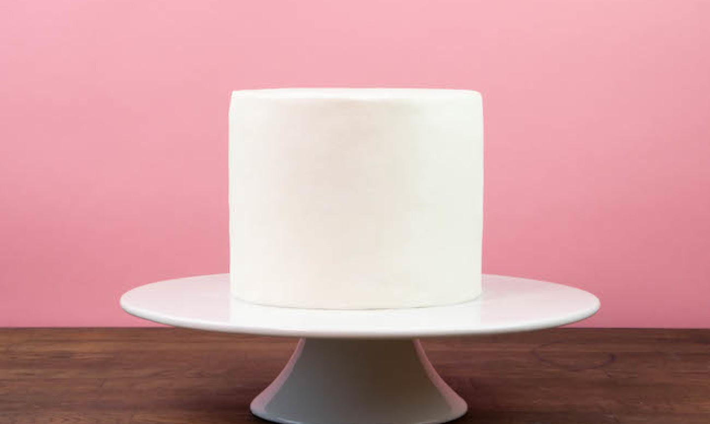 Qualifirst White Fondant - 1 kg  a smooth and pliable fondant for creating  elegant cakes and confectionery.