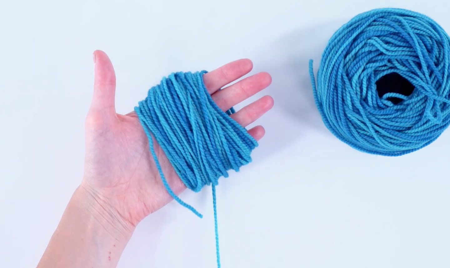 wrapping fingers in yarn