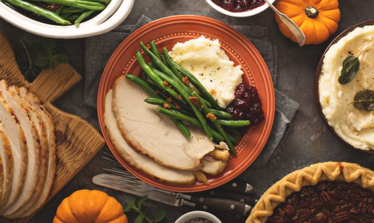 thanksgiving dinner plate with sides