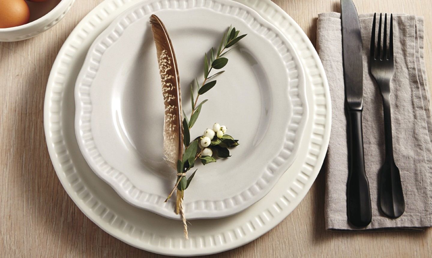 plates with feather decor