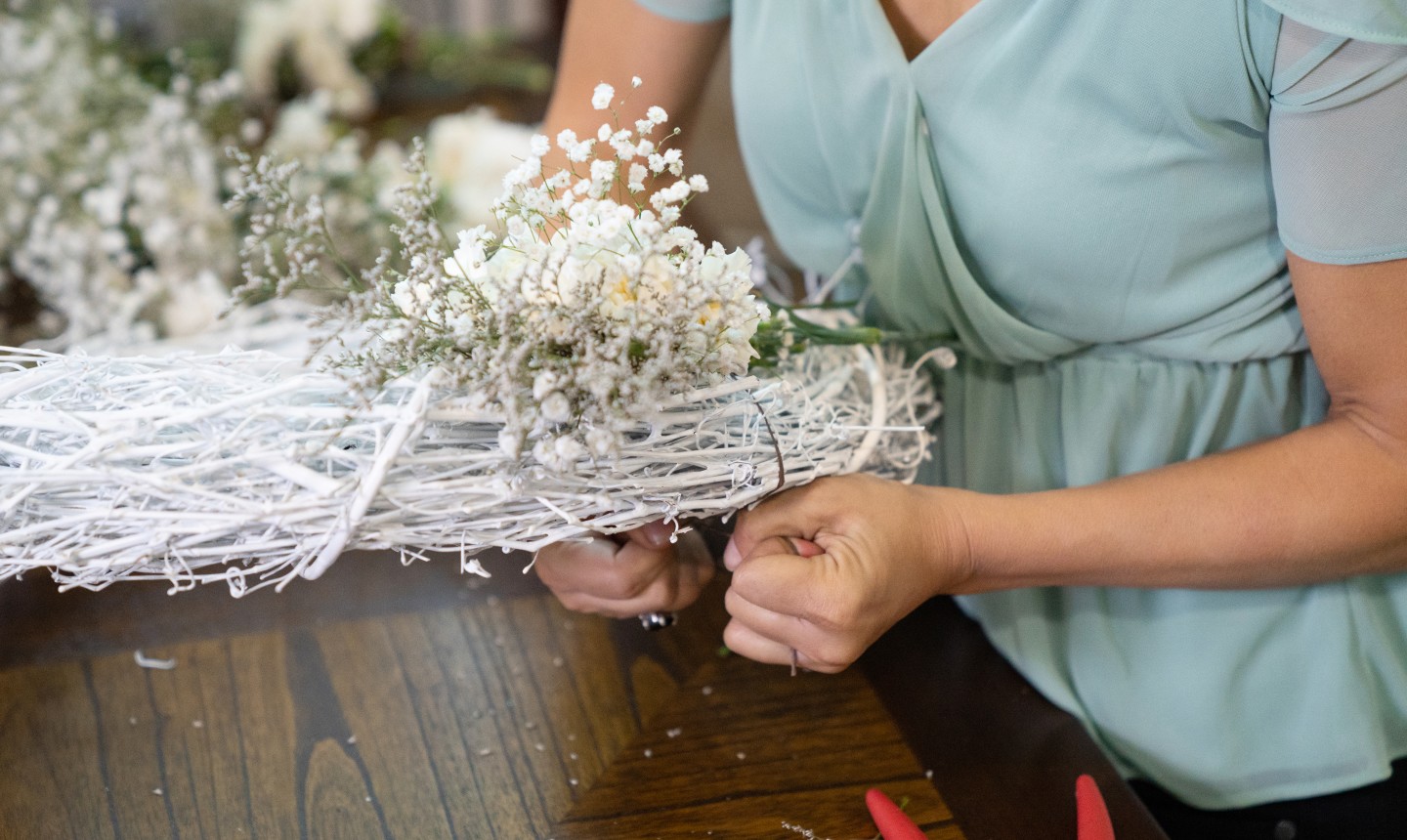 making a flower white wreath