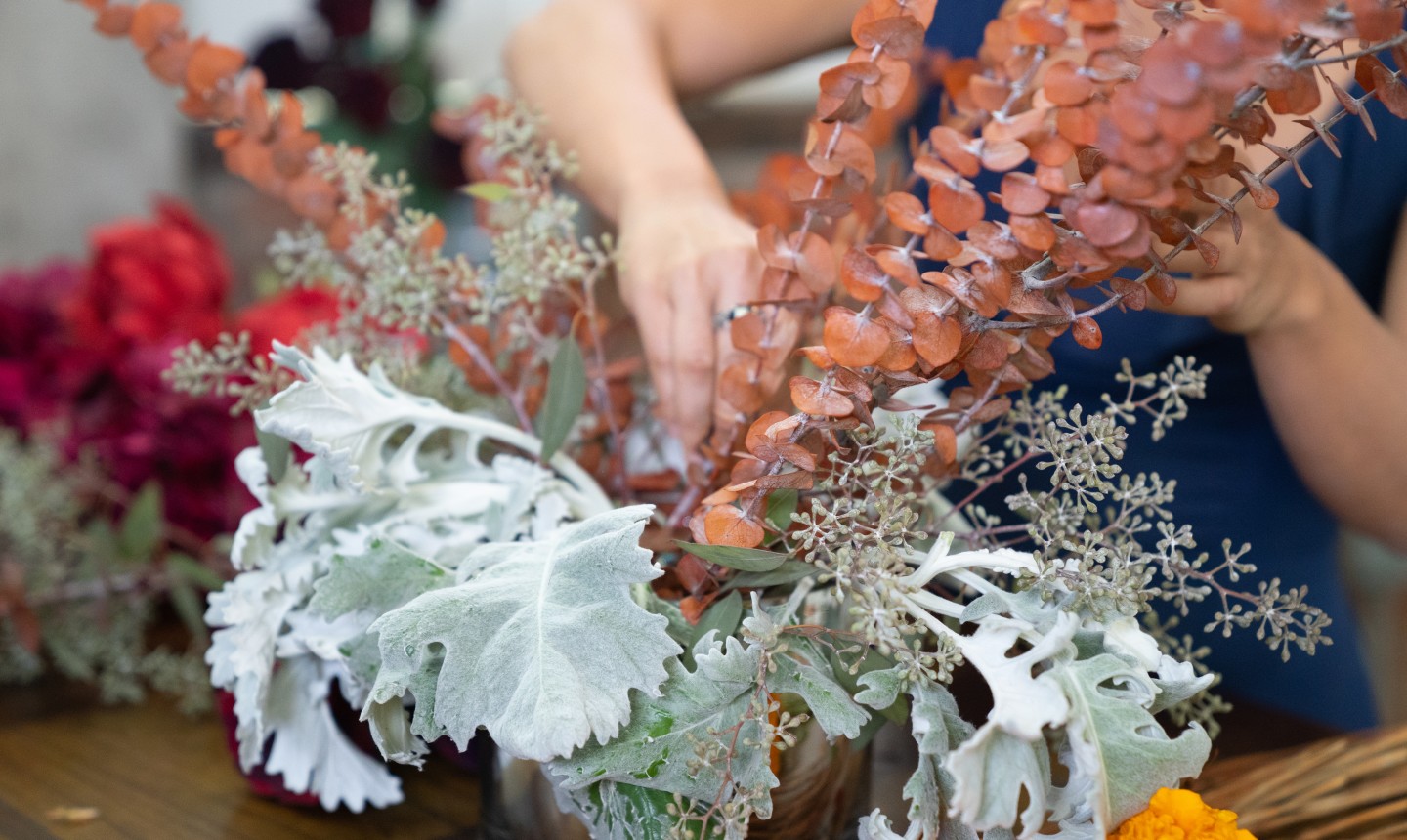 making fall flower centerpiece