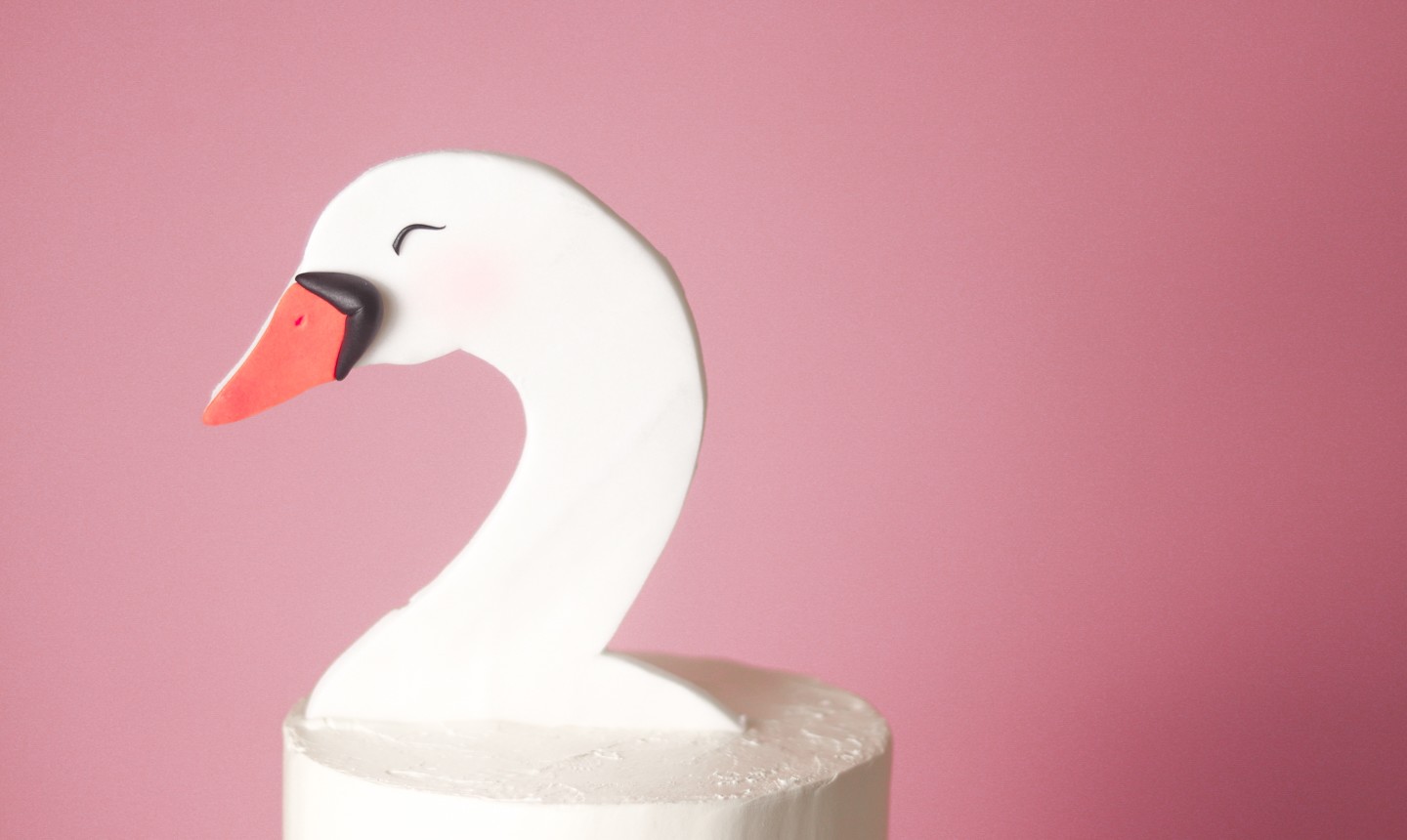 swan head on cake