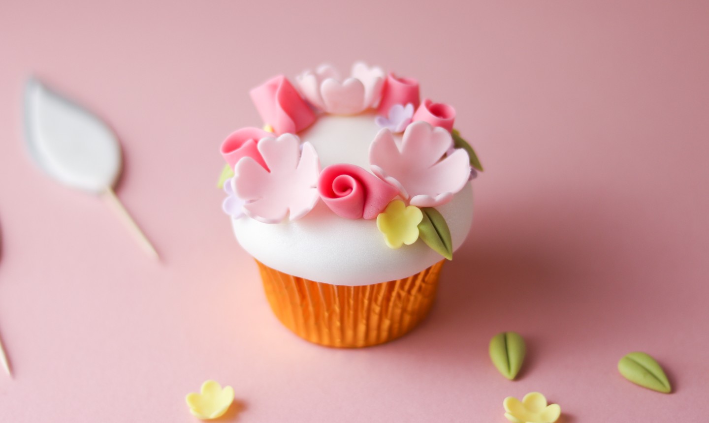 flower wreath cupcake