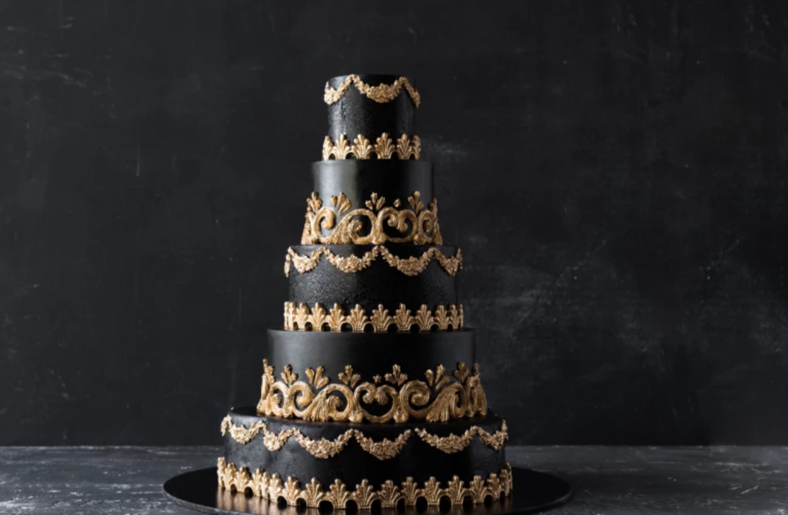 black and gold cake