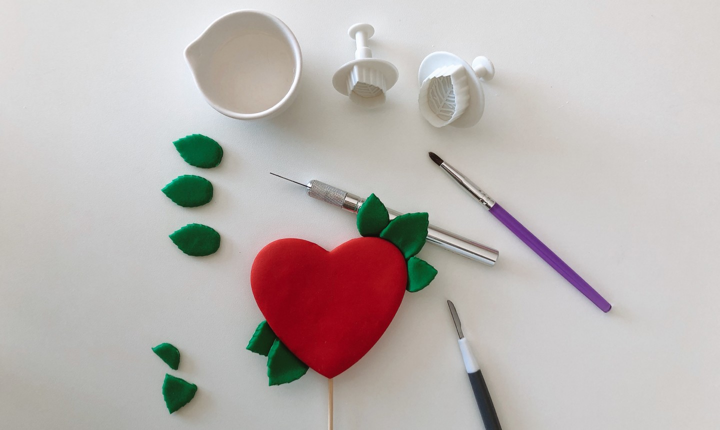 making heart cake topper