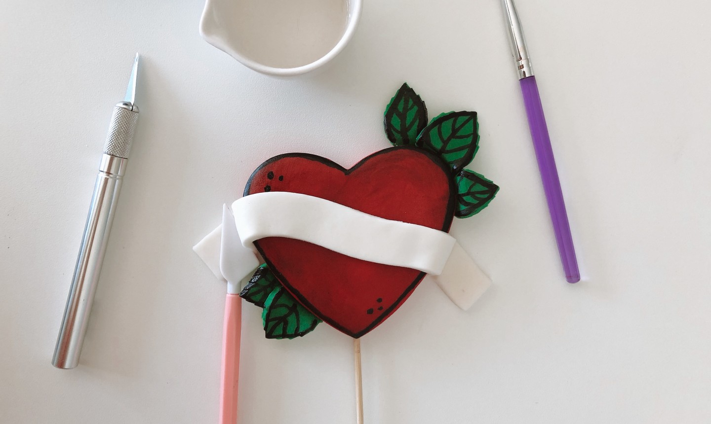 adding banner to heart cake topper